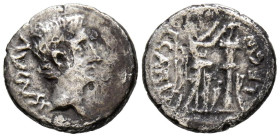 AUGUSTO. Quinario. (Ar. 1,65g/13mm). 25-23 a.C. Emérita Augusta. (RIC 1a). Anv: Cabeza de Augusto a izquierda, detrás leyenda: AVGVSTVS. Rev: Victoria...