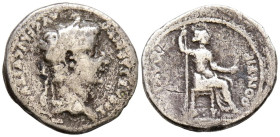 TIBERIO. Denario. (Ar. 3,43g/20mm). 14-37 d.C. Lugdunum. (RIC 30). Anv: Cabeza laureada de Tiberio a derecha portando cetro, alrededor leyenda: TI CAE...