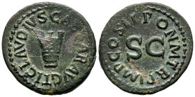 CLAUDIO I. Cuadrante. (Ae. 2,49g/19mm). 41 d.C. Roma. (RIC 84). Anv: Modio, alrededor leyenda: TI CLAVDIVS CAESAR AVG. Rev: SC, alrededor leyenda: PON...