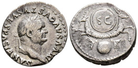 DIVO VESPASIANO. Denario. (Ar. 3,19g/18mm). 80-81 d.C. (RIC 357). Anv: Busto laureado de Vespasiano a derecha, alrededor leyenda: DIVVS AVGVSTVS VESPA...