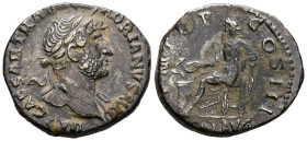 ADRIANO. Denario. (Ar. 3,23g/18mm). 120-121 d.C. Roma. (RIC 378). Anv: Busto laureado de Adriano a derecha con ligero drapeado sobre el hombro izquier...