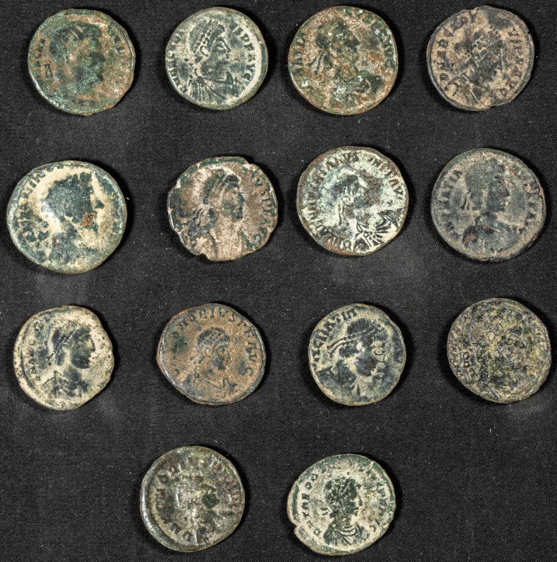 Conjunto de 50 bronces pequeños del bajo imperio romano de distintos emperadores...