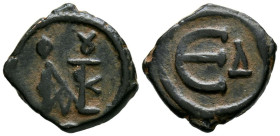 JUSTINIANO II. Pentanummium. (Ae. 1,92g/15mm). 565-578 d.C. Antioquia. (Seaby 363). Anv: Monograma de Justiniano II. Rev: E grande, a la derecha A. MB...