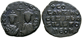 CONSTANTINO VII y ZOE. Follis. (Ae. 6,14g/26mm). 913-959 d.C. Constantinopla. (Seaby 1758; DOC 22). Anv: Bustos coranados y dapeados de Constantino VI...