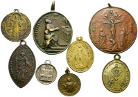 MEDALLAS. Conjunto de 8 medallas de carácter religioso realizadas en diferentes materiales y fechas. Diferentes estados de conservación. A EXAMINAR