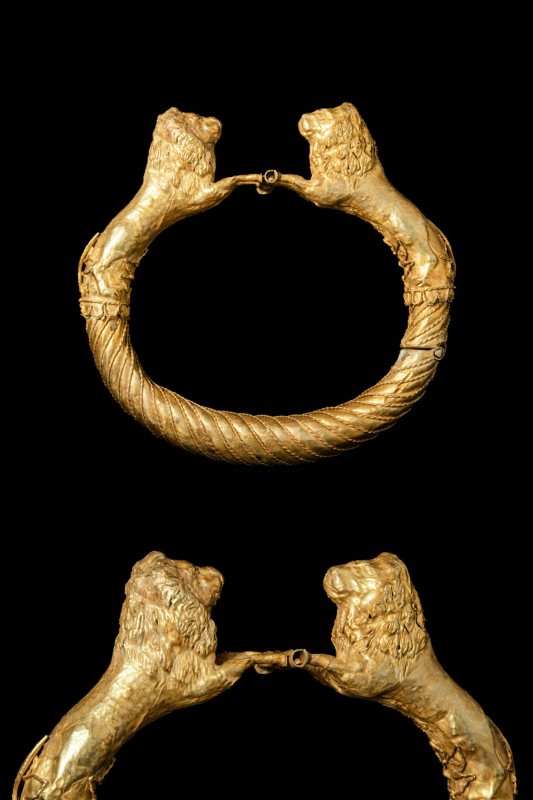 RARE HELLENISTIC GOLD BRACELET WITH LION SHAPED FINIALS

Ca. 300 - 200 BC A He...