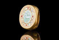 BACTRIAN GOLD INTAGLIO RING WITH ENAMELLED DECORATION

 Ca. 300 - 500 AD A Bactrian gold ring with a rounded outer hoop. The wide shoulders end with...