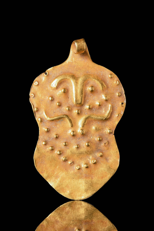 PHOENICIAN GOLD PENDANT WITH A HUMAN FACE

 Ca. 700 - 300 BC A gold pendant in...