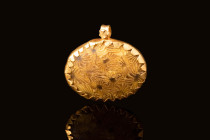 HELLENISTIC GOLD PENDANT WITH MILLEFIORI GLASS GEM 

 Ca. 300 - 100 BC A Hellenistic gold pendant with encased millefiori glass bead with a circular...