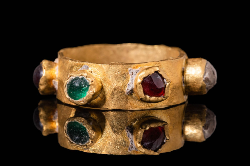 LATE ROMAN GOLD RING WITH CABOCHONS

 Ca. AD 400 - 500 A Late Roman gold finge...