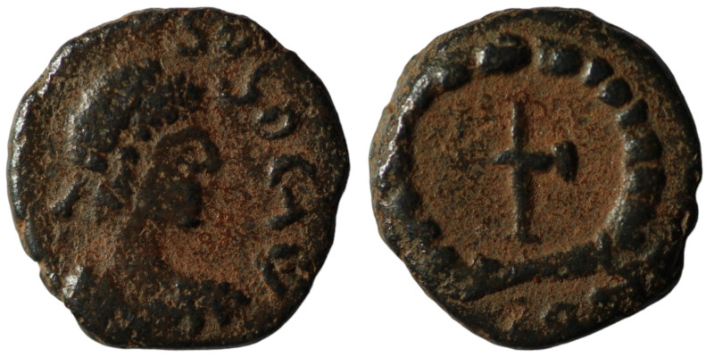 Theodosius II. (402-450 AD). Æ Follis. Constantinople. Obv: diademed bust of The...