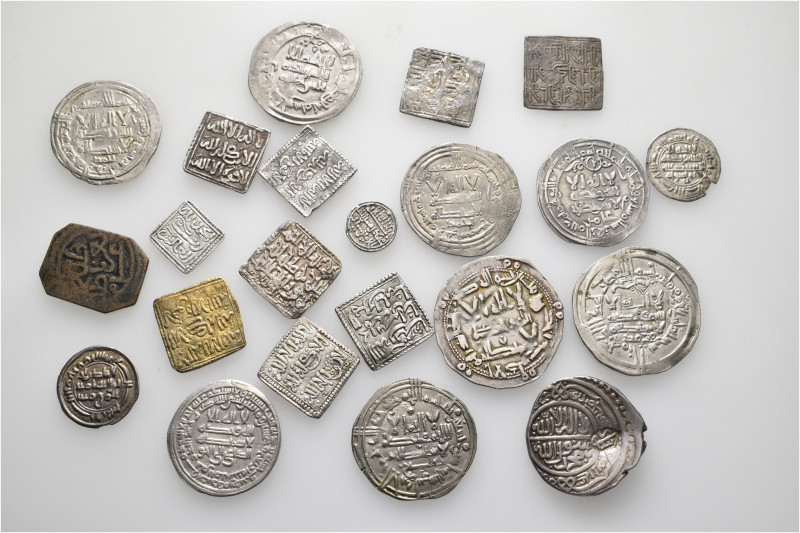 A lot containing 22 silver and bronze coins. All: Islamic. Very fine to extremel...