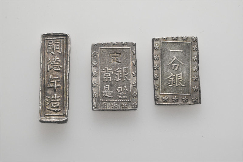 A lot containing 3 silver coins. All: Japan. Very fine to extremely fine. LOT SO...