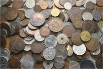 A lot containing 272 silver, bronze and copper nickel coins. All: World. Fine to extremely fine. LOT SOLD AS IS, NO RETURNS. 272 coins in lot.


Fr...