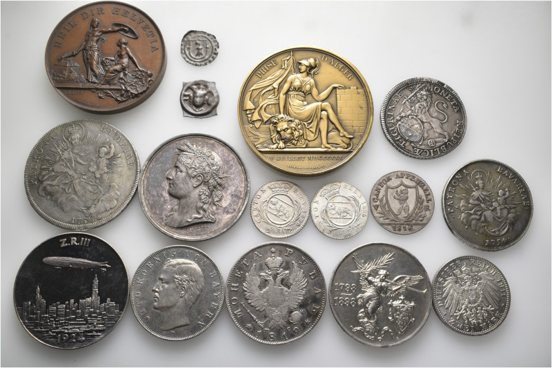 A lot containing 16 silver, bronze and copper nickel coins and medals. All: Worl...