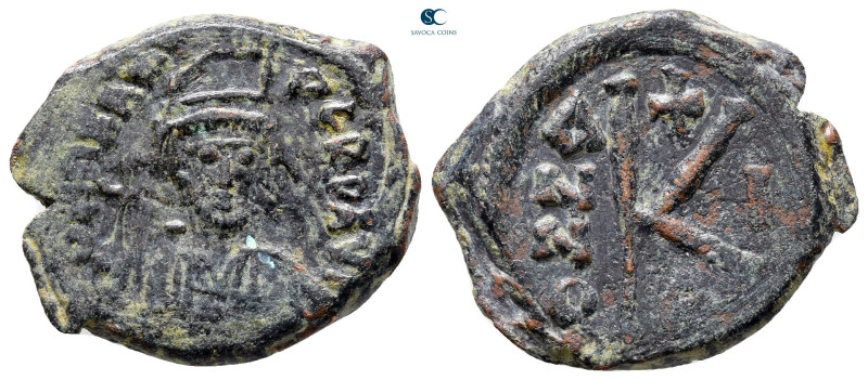 Maurice Tiberius AD 582-602. Constantinople
Half Follis or 20 Nummi Æ

25 mm,...