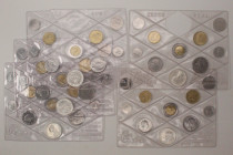 Repubblica Italiana - Lotto di 5 Set: 2 esemplari 1985, 3 esemplari 1986 - tutte le sigillature sono danneggiate, mancano le 500 lire commemorative
...