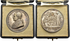 Pio XI (1929-1938) - Medaglia 1922 - Opus: Mistruzzi - Ag - 35,63 g; Ø 44 mm - Bart. 992 - Colpi al bordo - in cofanetto

SPL

SPEDIZIONE IN TUTTO...