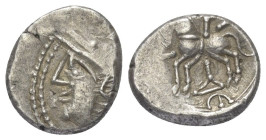 Gallien. Aedui.

 Quinar (Silber). Ca. 80 - 50 v. Chr.
Vs: Leicht stilisierter Kopf mit Helm links.
Rs: Pferd nach links galoppierend, zwischen de...