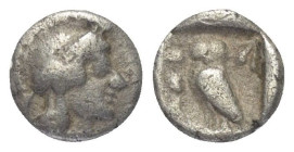 Imitationen griechischer Münzen.


Nachahmung einer Prägung Athens (Attika).

Obol (Silber), ungesicherte Münzstätte, ca. 5. Jhdt. v. Chr.
Vs: K...