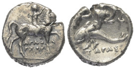 Kalabrien. Tarent.

 Didrachme oder Nomos (Silber). Ca. 272 - 240 v. Chr.
Vs: Nackter Jüngling zu Pferde mit erhobenem Arm nach rechts reitend; zwi...