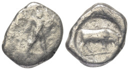 Lukanien. Poseidonia.

 Stater (Silber). Ca. 470 - 445 v. Chr.
Vs: Poseidon mit erhobenem Dreizack nach rechts stehend.
Rs: Stier mit gesenktem Ko...