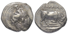 Lukanien. Thourioi.

 Nomos (Silber). Ca. 400 - 350 v. Chr.
Vs: Kopf der Athena mit attischem Helm mit einen Dreizack haltenden Skylla rechts.
Rs:...
