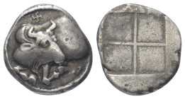 Makedonien. Akanthos.

 Tetrobol (Silber). Ca. 430 - 390 v. Chr.
Vs: Vorderteil eines Stieres links, Kopf nach rechts gewendet, darüber Swastika.
...