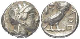 Attika. Athen.

 Tetradrachme (Silber). Ca. 454 - 404 v. Chr.
Vs: Kopf der Athena mit ölzweiggeschmücktem attischem Helm, Ohranhänger und Halskette...
