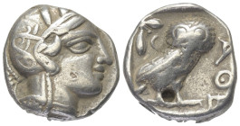 Attika. Athen.

 Tetradrachme (Silber). Ca. 454 - 404 v. Chr.
Vs: Kopf der Athena mit ölzweiggeschmücktem attischem Helm, Ohranhänger und Halskette...