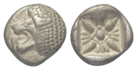 Ionien. Milet.

 Diobol (Silber). Ca. 520 - 470 v. Chr.
Vs: Löwenprotome mit zurückgewandtem Kopf und aufgerissenem Maul nach rechts.
Rs: Florales...