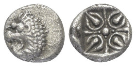 Ionien. Milet.

 Diobol (Silber). Ca. 520 - 470 v. Chr.
Vs: Löwenprotome mit zurückgewandtem Kopf und aufgerissenem Maul nach rechts.
Rs: Florales...