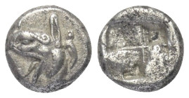 Ionien. Phokaia.

 Diobol (Silber). Ca. 521 - 478 v. Chr.
Vs: Greifenkopf links.
Rs: Quadratum incusum.

9 mm. 1,29 g. 

SNG Kayhan 514; SNG v...