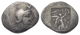 Karien. Stratonikeia.

 Hemidrachme (Silber). 1. Jhdt. v. Chr.
Vs: Kopf der Hekate mit Mondsichel rechts.
Rs: Nike mit Kranz nach rechts stehend; ...