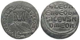 Leo VI. (886 - 912 n. Chr.).

 Follis (Bronze). Constantinopolis.
Vs: LEON bAS - ILEVS ROM. Brustbild mit Krone, Chlamys und Akakia en face.
Rs: L...