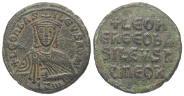 Leo VI. (886 - 912 n. Chr.).

 Follis (Bronze). Constantinopolis.
Vs: LEON bAS - ILEVS ROM. Brustbild mit Krone, Chlamys und Akakia en face.
Rs: L...