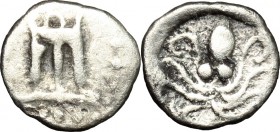 Greek Italy. Bruttium, Kroton. AR Triobol, 425-350 BC. D/ Tripod. R/ Octopus. HN Italy 2153. AR. g. 0.41 mm. 9.00 Good F.