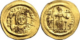 Justin II (565-578). AV Solidus, Constantinople mint, 565-578. D/ Bust of Justin facing, helmeted, cuirassed, holding Victory on globe and shield. R/ ...