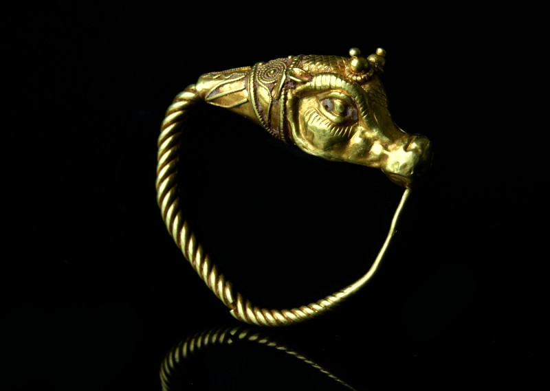 Ancient Greek gold (Seahorse?) earring .
(4TH-1ST CENTURY BC.)
The seahorse's ...