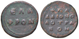 Età degli imperatori Basilio II e Costantino VIII (975-1025) Peso monetale - ΕΛΑΦΡΟΝ, scritta in due righe - R/ ΠΑΛΑΙΟΝΟΛΟΤΡΑΝΟΝ, scritta in quattro r...