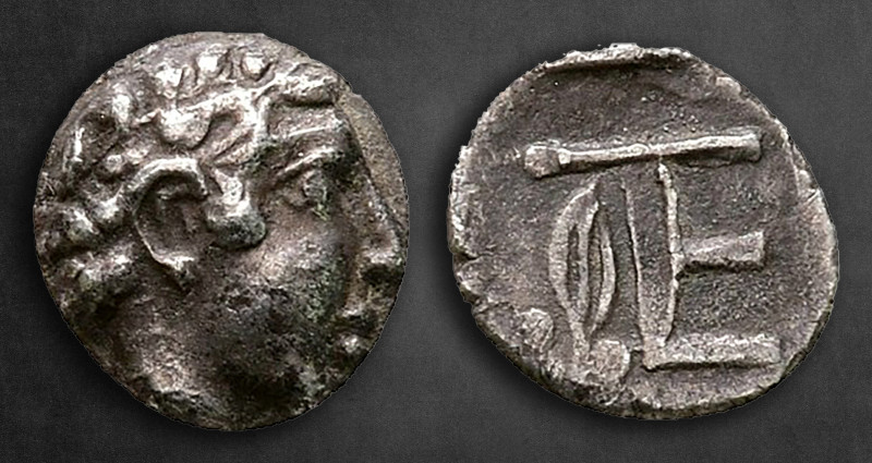 Ionia. Kolophon circa 450-410 BC. 
Tetartemorion AR

6 mm, 0,29 g

Laureate...