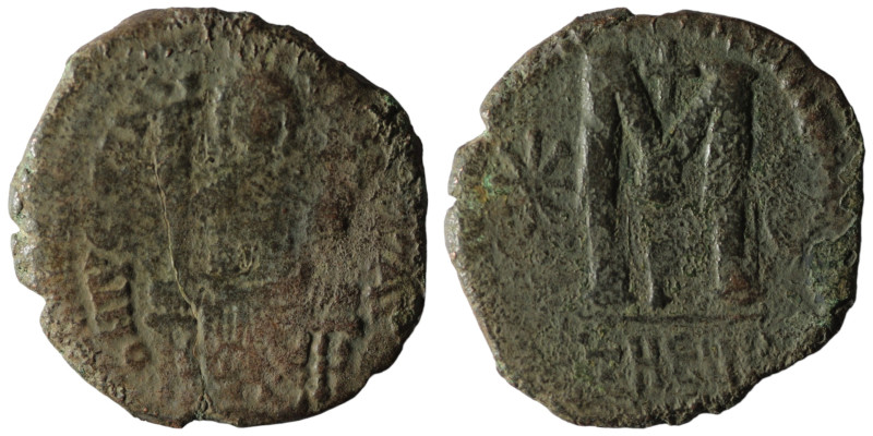 Justinian I. (527-565 AD) Follis. Theoupolis. Obv: Justinian sitting enthroned f...