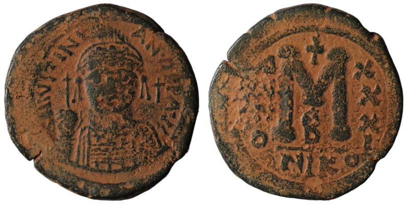 Justinian I. (527-565 AD) Æ Follis. Nikomedia. Obv: crowned bust facing holding ...