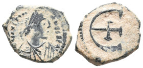 Justinian I (527-565). Æ 5 Nummi (13mm, 2.20g). Theoupolis (Antioch), AD 542. Diademed, draped and cuirassed bust r. R/ Large Є with cross at centre. ...