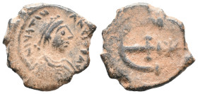 Justinian I (527-565). Æ 5 Nummi (15mm, 2.11g). Theoupolis (Antioch), c. 551-560. Diademed, draped and cuirassed bust r. R/ Large Є with central cross...