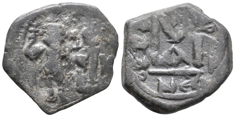 Constans II (641-668). Æ 40 Nummi (21mm, 6.89). Constantinople. Constans standin...