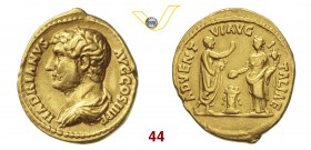 ADRIANO (117-138) Solido. D/ Busto drappeggiato e corazzato volto a s. R/ Adriano stante saluta l'Italia, di fronte a lui, con patera e cornucopia acc...