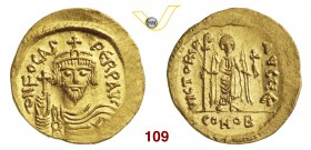 FOCAS (602-610) Solido, Costantinopoli. D/ Busto diademato frontale con globo crucigero R/ La Vittoria stante con lungo cristogramma e globo crucigero...
