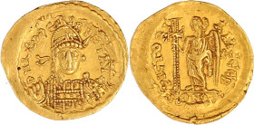 Solidus 457/474 Constantinopel, 2. Offizin. Brb. v.v. mit Helm/VICTORIA AVGGG B CONOB. Victoria steht l., hält Langkreuz. 4,41 g. vorzüglich, kl. Rand...