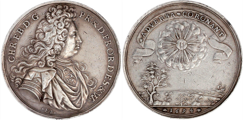 Silbermedaille 1694 von Ernst Brabandt in Celle. Geharnischtes Brb. r./Strandlan...